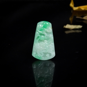 糯种飘翠翡翠龙头吊坠