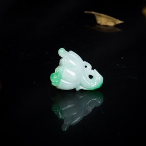 糯种飘翠翡翠莲蓬吊坠