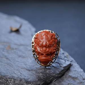 18K金镶钻柿子红南红龙头戒指