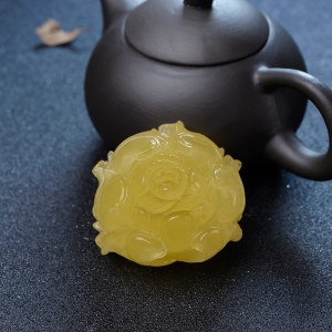 鸡油黄蜜蜡牡丹花吊坠