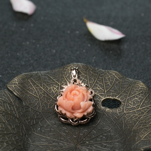 18K金镶钻深水珊瑚牡丹花吊坠