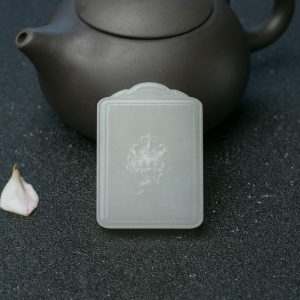 山料和田白玉兽牌吊坠