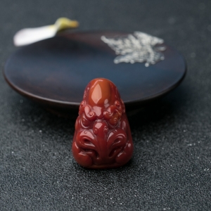 柿子红南红兽面吊坠