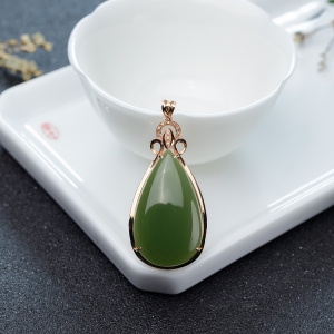 18K金镶钻山料和田碧玉水滴吊坠
