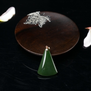 18K金镶山料和田碧玉随形吊坠