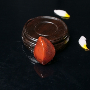 火焰纹南红随形吊坠