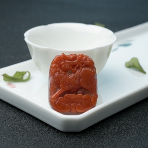 红白料南红龙马精神吊坠