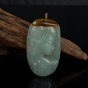 糯种俏色翡翠美女吊坠