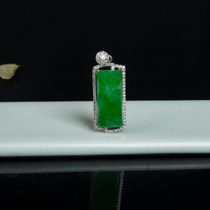 18K糯种阳绿翡翠无事牌吊坠