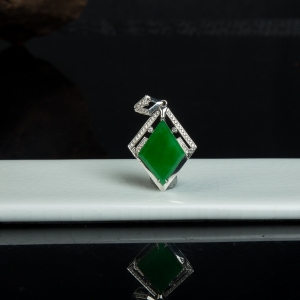 18K糯种阳绿翡翠随形吊坠