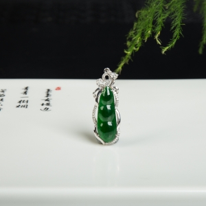 18K糯种深绿翡翠连中三元吊坠