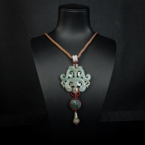 糯种俏色翡翠龙凤呈祥吊坠