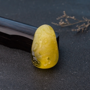 鸡油黄蜜蜡辰龙吊坠