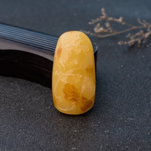 鸡油黄蜜蜡连年有余吊坠