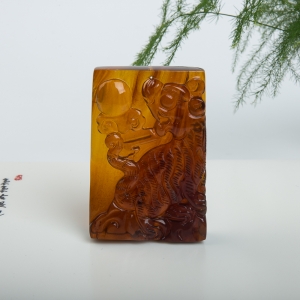 棕珀虎虎生威吊坠