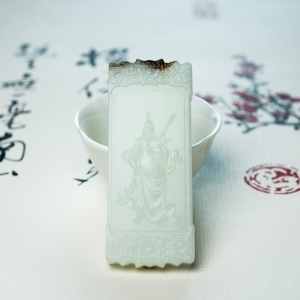 山料俏色和田玉关公吊坠