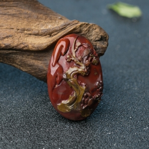 俏色南红喜上眉俏吊坠