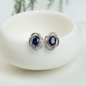 18k皇家蓝蓝宝石刻面耳钉