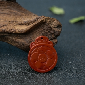 铁皮包浆料南红莲花吊坠