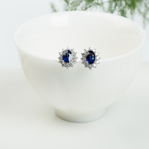 18k皇家蓝蓝宝石刻面耳钉