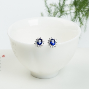 18k皇家蓝蓝宝石刻面耳钉