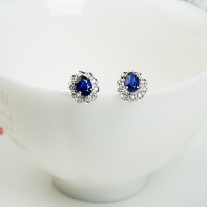 18k皇家蓝蓝宝石刻面耳钉