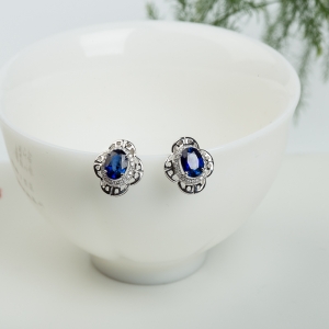 18k皇家蓝蓝宝石刻面耳钉