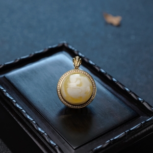 18K金镶钻白花蜜蜡吊坠