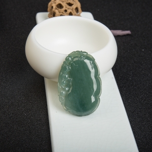 糯种灰绿翡翠福寿吊坠