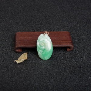 银镶豆种飘翠翡翠如意吊坠