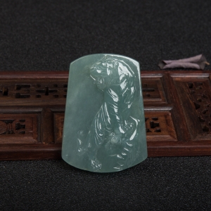 糯种灰绿翡翠寅虎吊坠