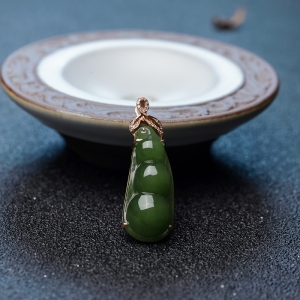 18K金镶钻山料和田碧玉福豆吊坠