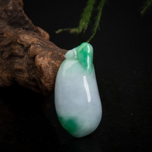 豆种春带彩翡翠福瓜吊坠