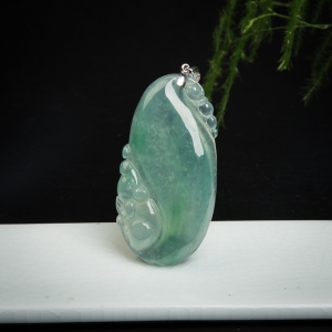 18K糯冰种浅绿翡翠福寿吊坠