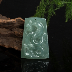 糯种浅绿翡翠蛇吊坠