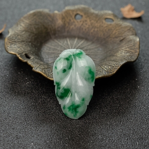 糯种飘翠翡翠叶子吊坠