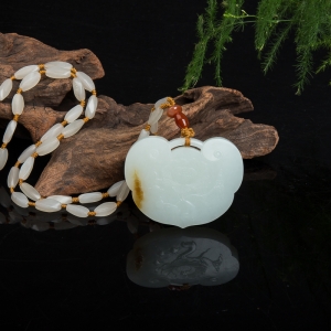 山料俏色和田玉花开富贵吊坠