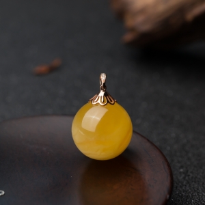 18K金镶钻鸡油黄蜜蜡圆珠吊坠