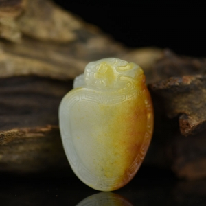 籽料俏色和田玉龙龟吊坠