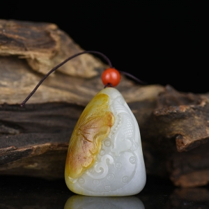 籽料俏色和田连年有余吊坠