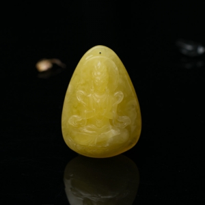 鸡油黄蜜蜡观音吊坠