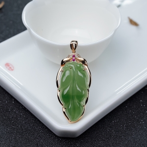 18K金镶钻山料和田碧玉叶子吊坠