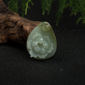 籽料和田青白玉花开富贵吊坠