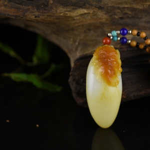 籽料俏色和田玉钟馗吊坠