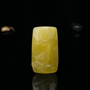 鸡油黄蜜蜡观音吊坠