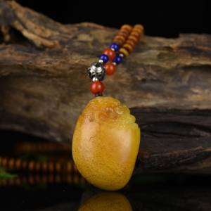 籽料俏色和田玉辰龙吊坠