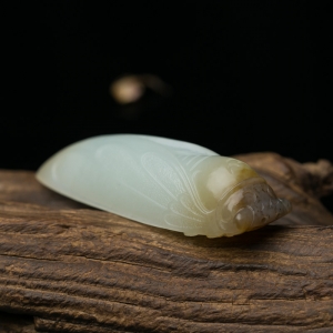 山料俏色和田玉一鸣惊人吊坠