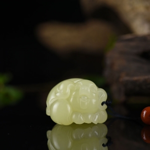 山料和田黄玉亥猪吊坠