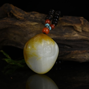 籽料俏色和田玉立地成佛手把件