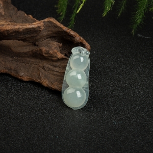 糯种翡翠连中三元吊坠